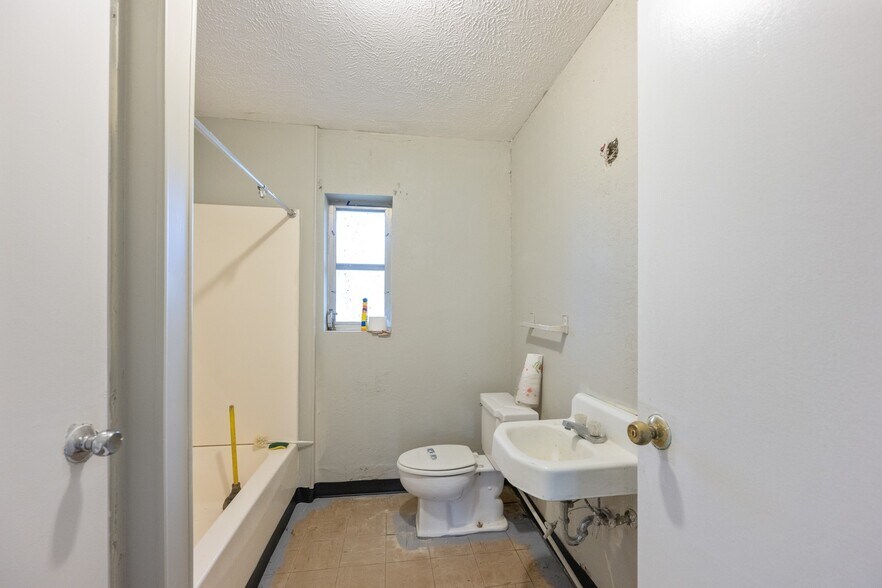 More Photos Of 105 Kentucky Ave S, Parsons Light Distribution For Sale