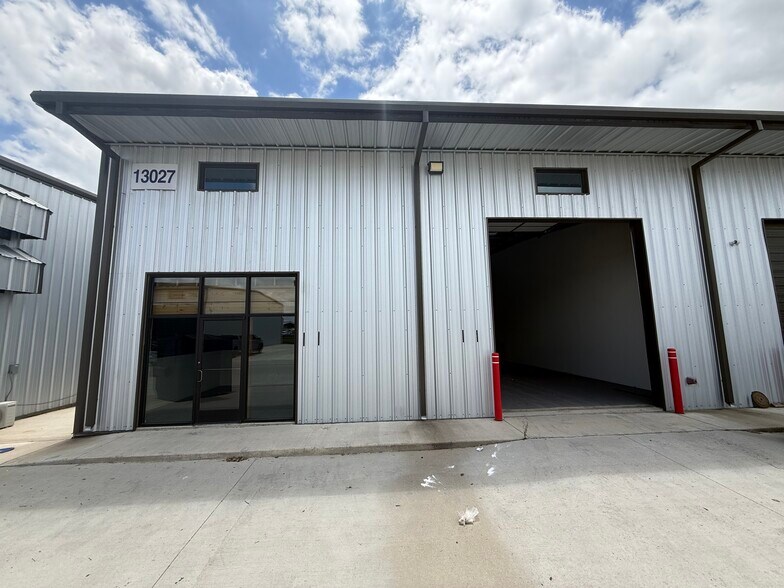 More Photos Of 13027 Harmon Rd, Fort Worth Warehouse For Lease