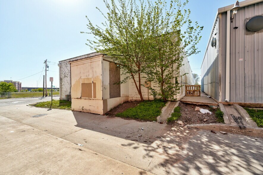 More Photos Of 515 Kings of Leon Ln, Oklahoma City Manufacturing For Sale