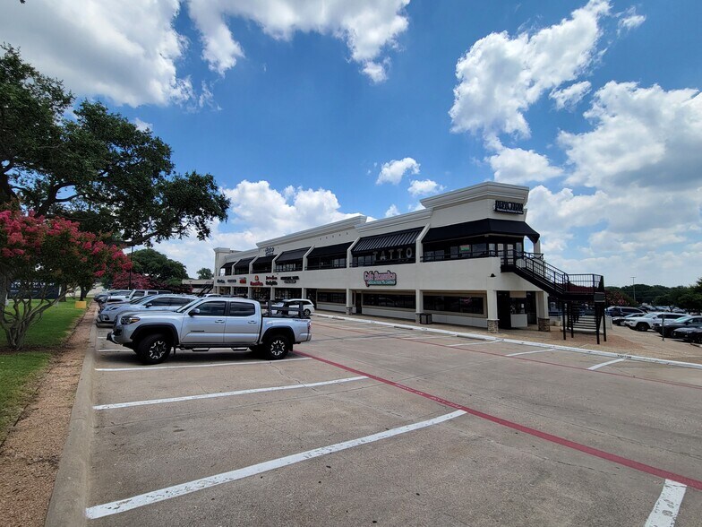 More Photos Of 4001-4101 W Green Oaks Blvd, Arlington Unknown For Lease