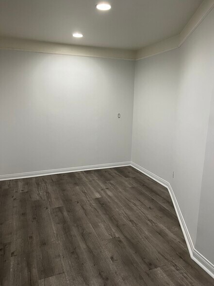 More Photos Of 658 Hawthorne St, Glendale Showroom For Lease