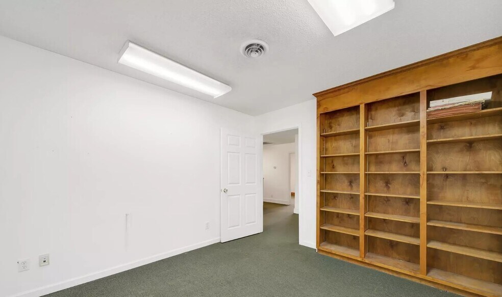 More Photos Of 209 W Barr St, Lancaster Office For Sale
