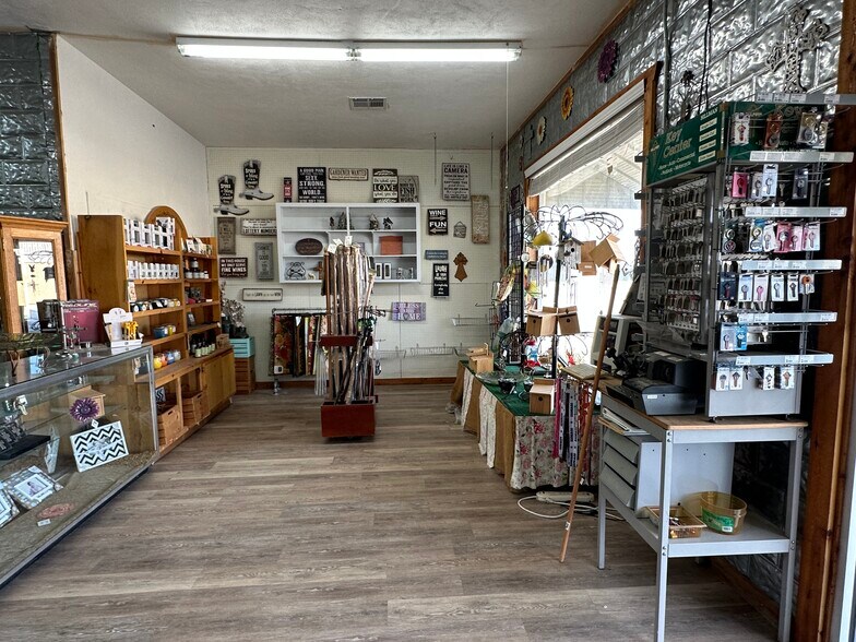 More Photos Of 1308 Simmons Ave, Jourdanton Garden Center For Sale