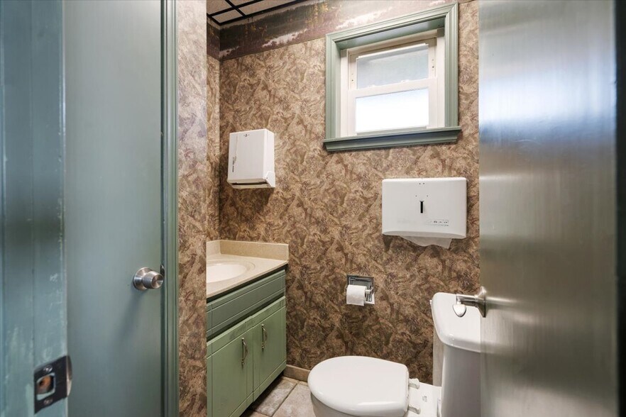 More Photos Of 411 W 1st St, Claremore Office For Sale