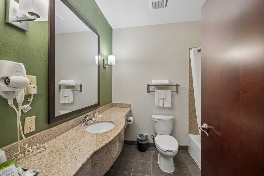 More Photos Of 18150 McKay Dr, Humble Hotel For Sale