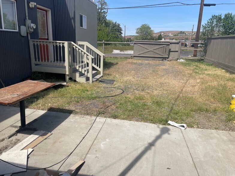 More Photos Of 330 Main Ave E, Soap Lake Freestanding For Lease