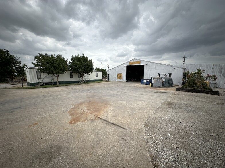 More Photos Of 1651 E Hicks Field Rd, Fort Worth Warehouse For Sale
