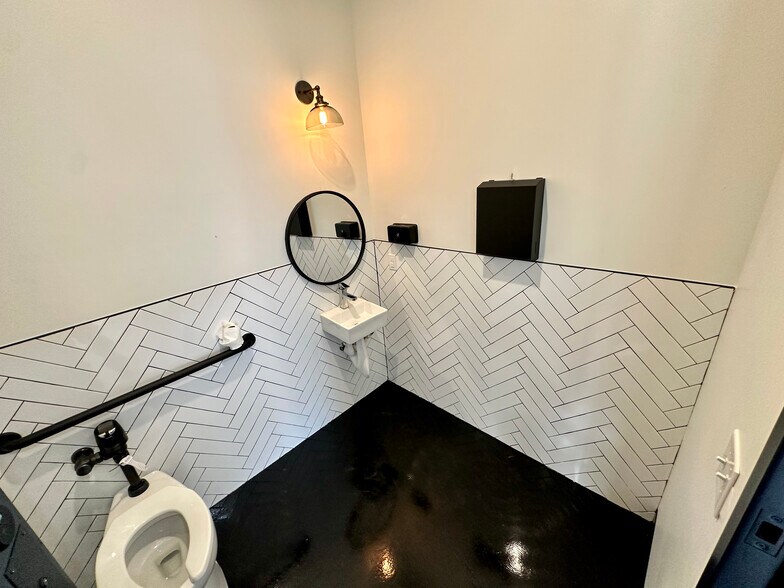 More Photos Of 801 N Broadway Ave, Oklahoma City Storefront Retail Office For Lease