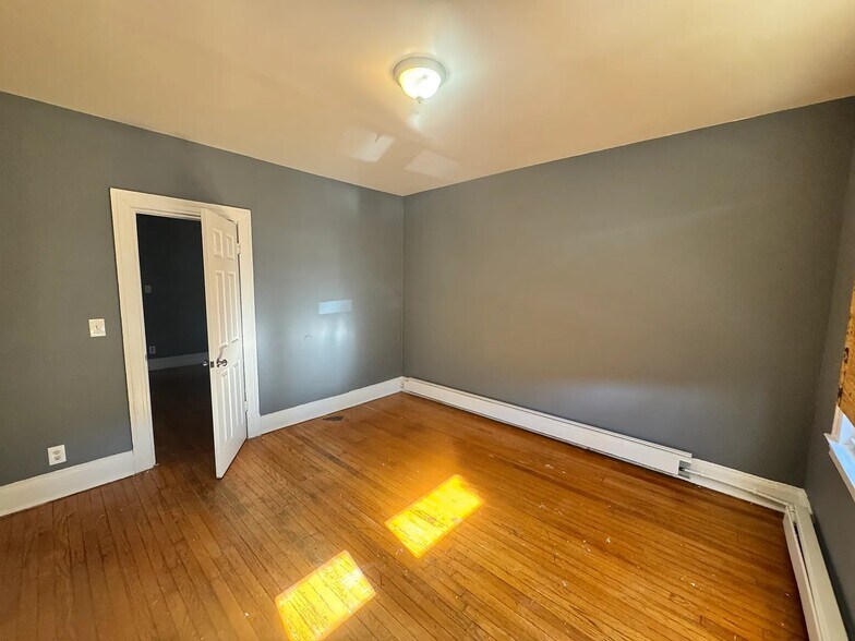 More Photos Of , Hartford Unknown For Sale