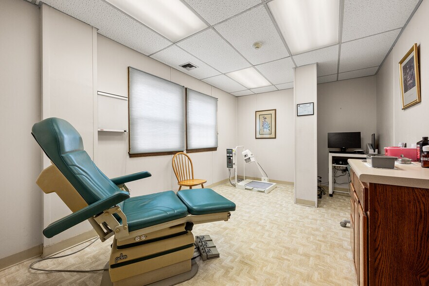 More Photos Of 131 Boston Post Rd, East Lyme Office For Lease