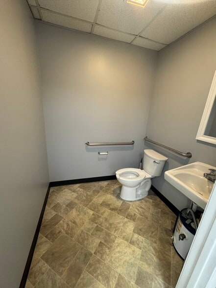 More Photos Of 550 Balmoral Cir N, Jacksonville Unknown For Lease