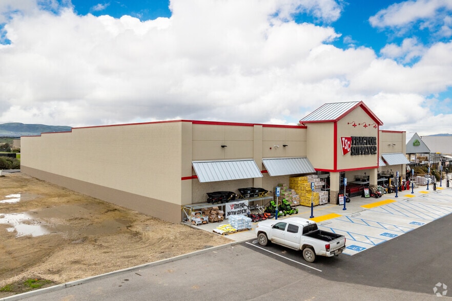 More Photos Of Tractor Supply, Soledad General Retail For Sale