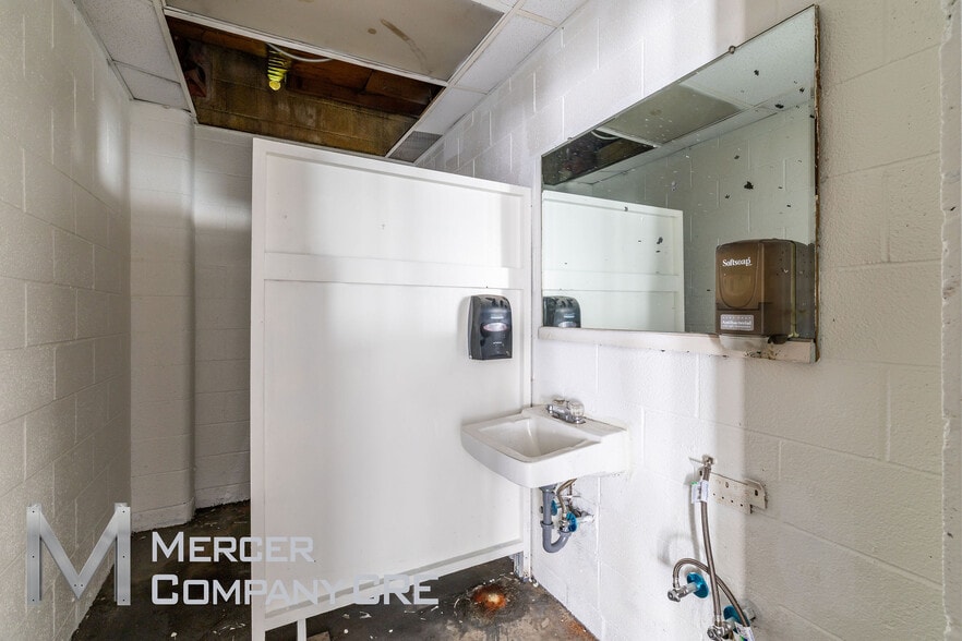 More Photos Of 920 W Skelly Dr, Tulsa Manufacturing For Sale