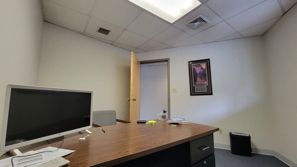 More Photos Of 1006 S Main St, Plantsville Office For Lease