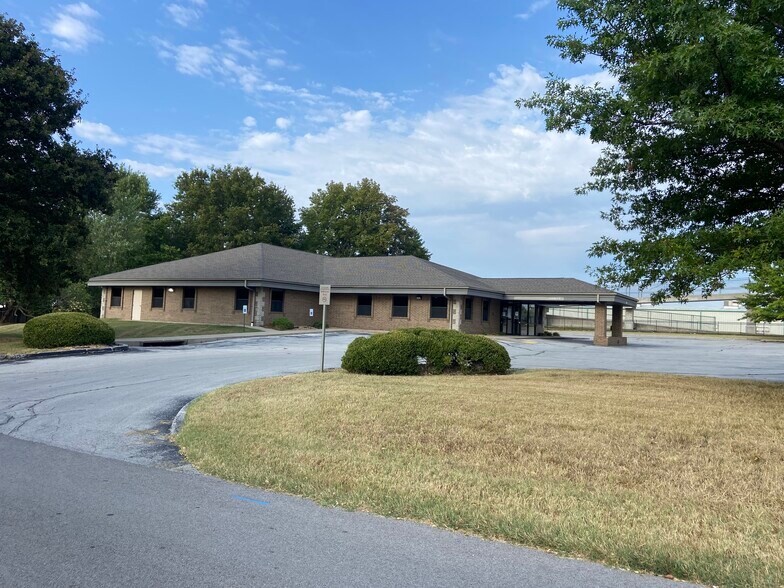 More Photos Of 2212 W Kearney St, Springfield Office For Sale