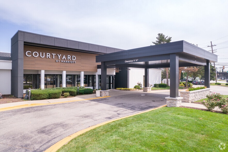 More Photos Of 1801 Milwaukee Ave, Glenview Hotel For Sale