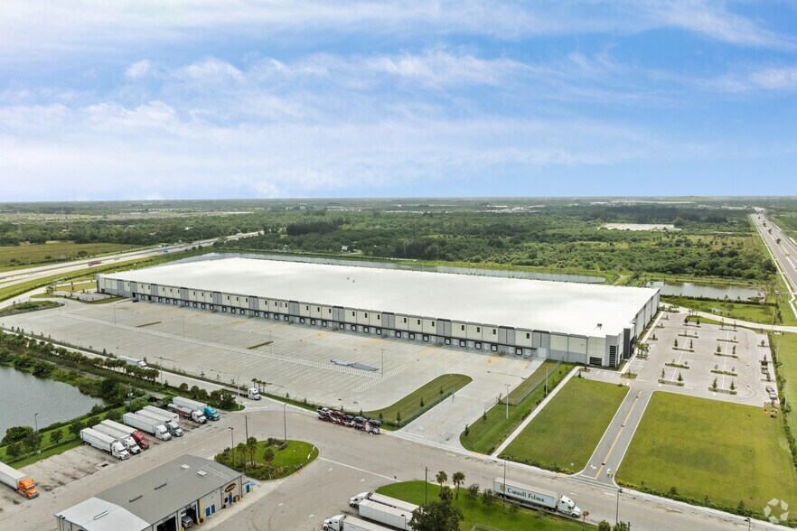 More Photos Of 700 S Kings Hwy, Fort Pierce Distribution For Lease