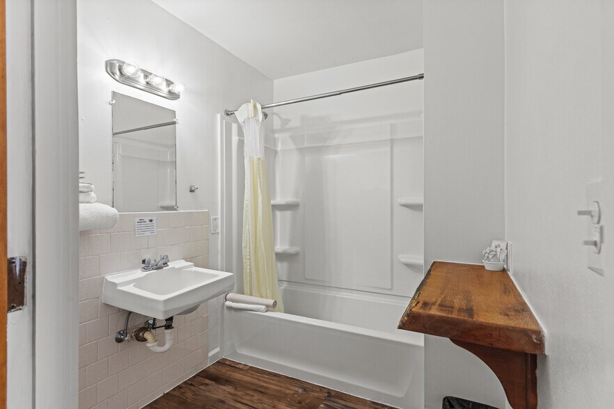 More Photos Of 787 N Central Blvd, Coquille Hotel For Sale