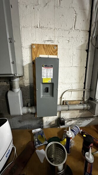 More Photos Of 530 Ray St, Freeport Manufacturing For Lease