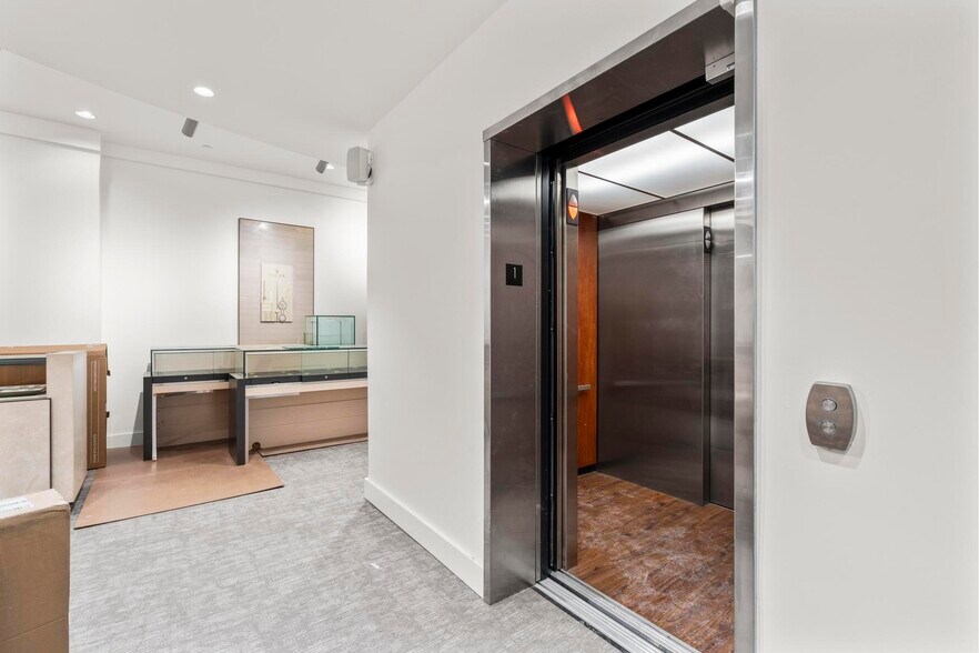 More Photos Of 38-40 Greenwich Ave, Greenwich General Retail For Lease