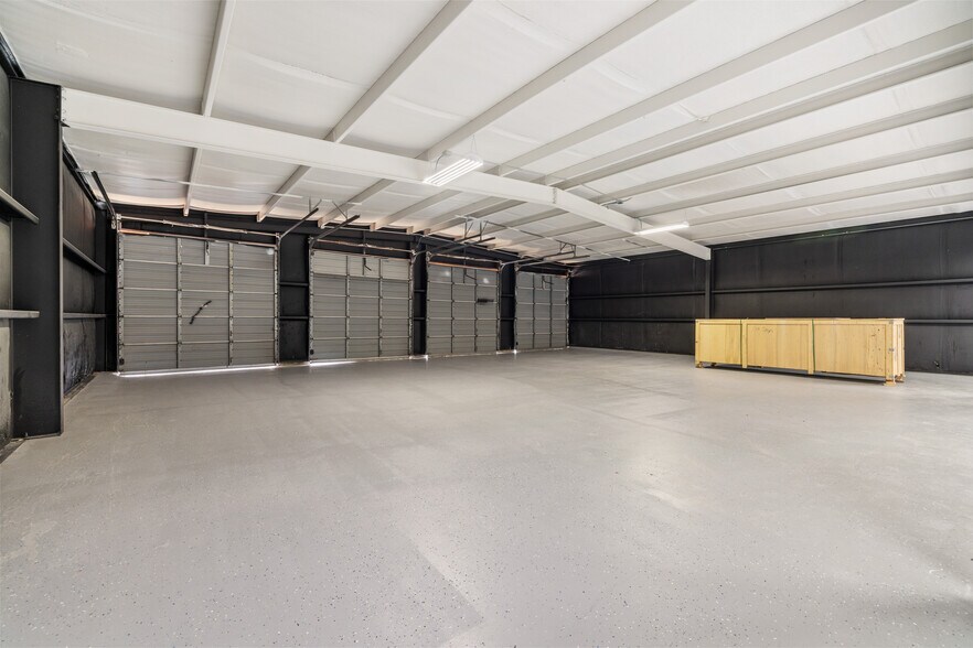 More Photos Of 408 S Main St, Lampasas Light Distribution For Sale