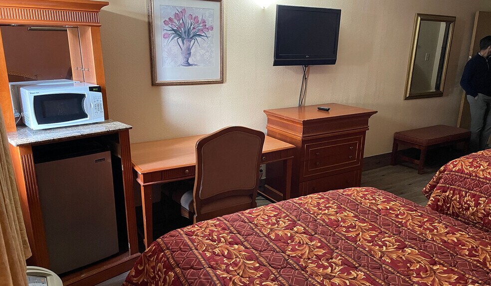 More Photos Of 12500 North Fwy, Houston Hotel For Sale