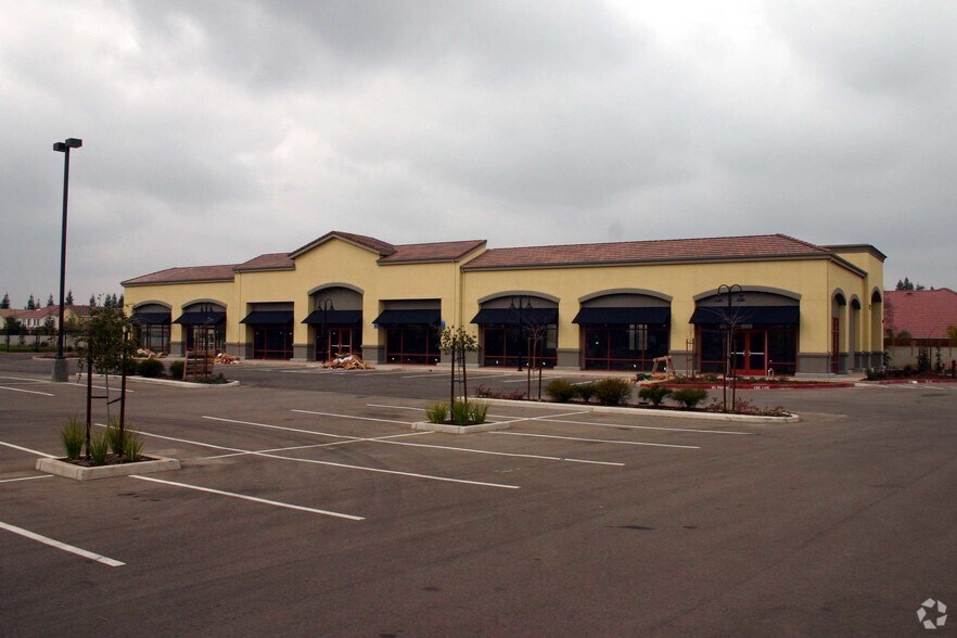 More Photos Of 7015 N West Ave, Fresno Drugstore For Lease