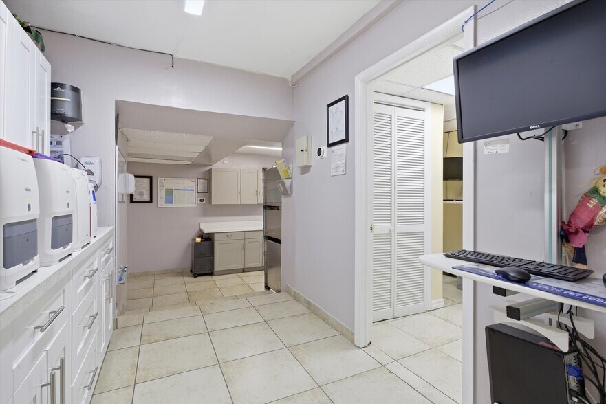 More Photos Of 3240 NW 7th St, Miami Office For Sale