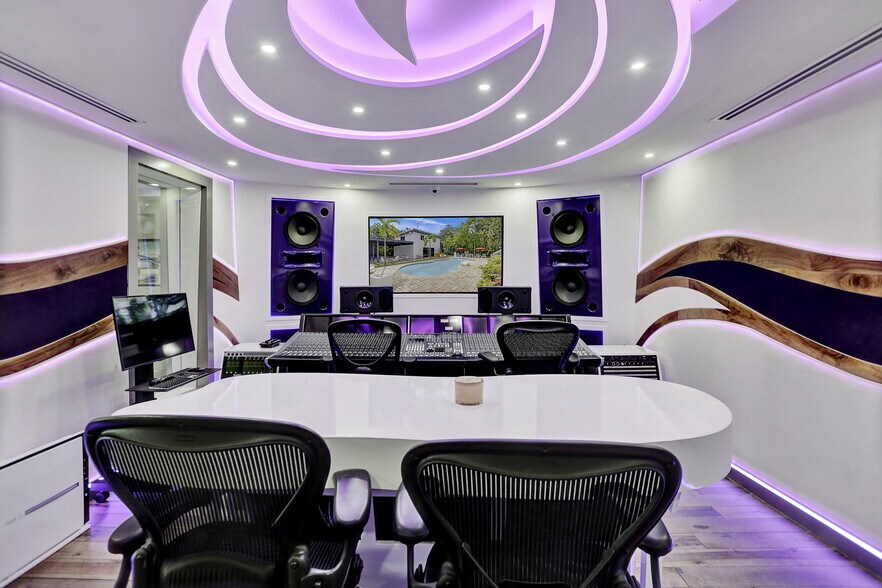 More Photos Of 430 Ne 121st St, Biscayne Park Movie Radio TVStudio For Sale