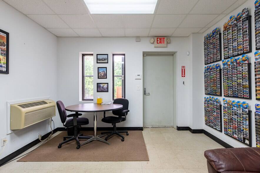 More Photos Of 70 N Gwinnett St, Buford Showroom For Sale