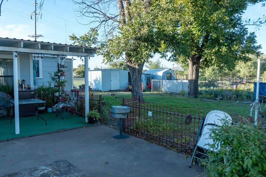 More Photos Of 111 S Hickory Hill Rd, Ballinger General Retail For Sale