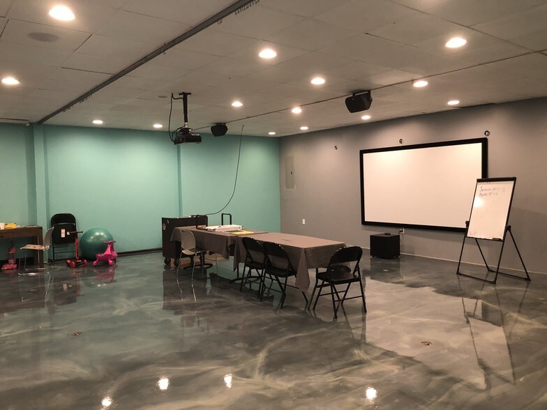 More Photos Of 1115 Lakeview Dr, Franklin Freestanding For Sale