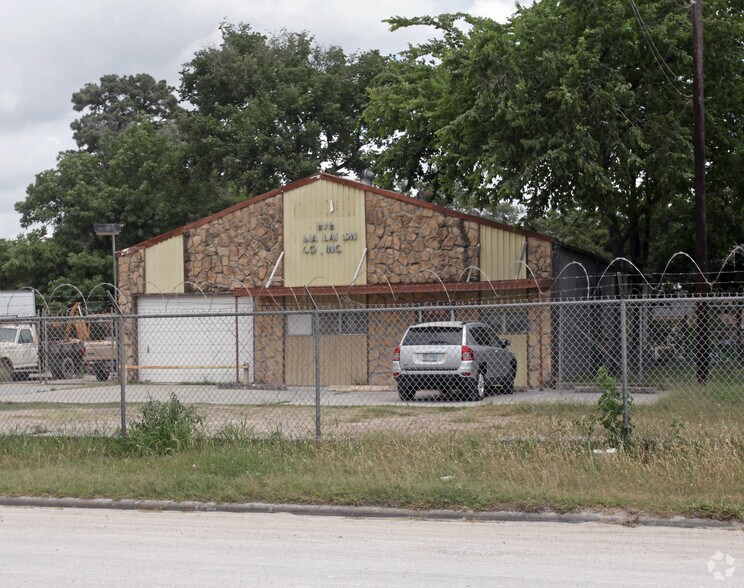 More Photos Of 215 Bennington St, Houston Warehouse For Sale