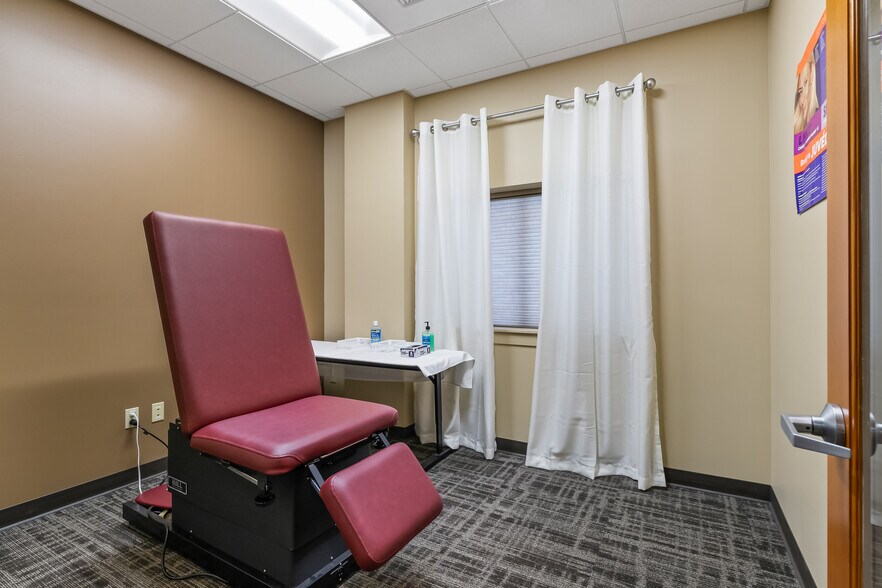 More Photos Of 1501 Cornwall Ave, Bellingham Bank For Sale