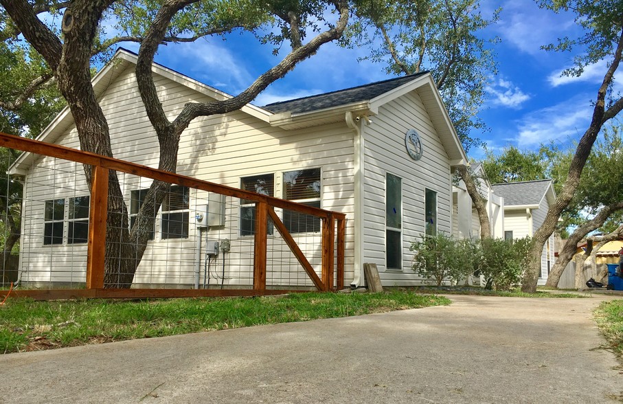 Primary Photo Of 1806 Harbor Dr, Rockport Office For Lease