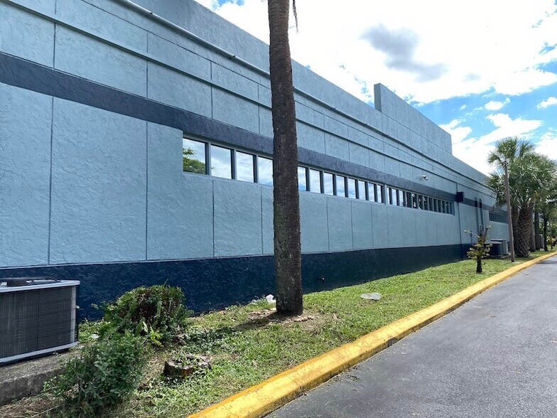 More Photos Of 7351 W Oakland Park Blvd, Fort Lauderdale Office For Sale