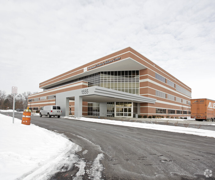 Primary Photo Of 1555 E South Blvd, Rochester Hills Hospital For Lease