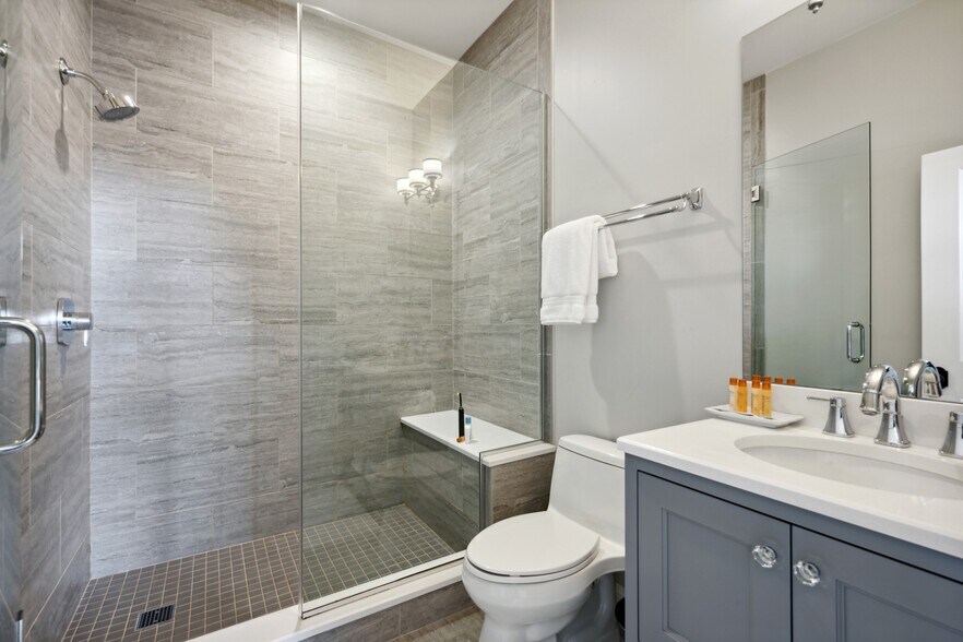 More Photos Of 1428 N Cleveland Ave, Chicago Hospitality For Sale