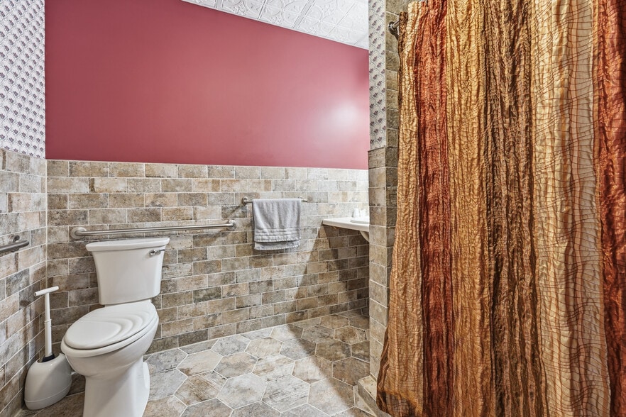 More Photos Of 2200 W Memorial Dr, Janesville Hospitality For Sale
