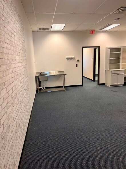 More Photos Of 202-204 N Dooley St, Grapevine Medical For Sale