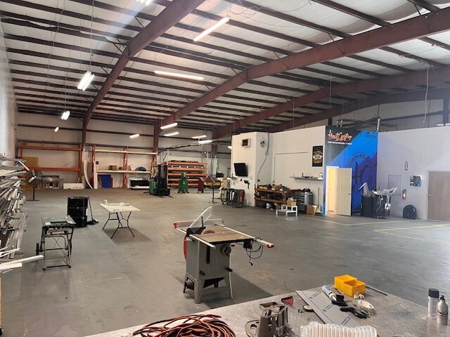 More Photos Of 4050-4060 Louis Ave, Holiday Warehouse For Lease