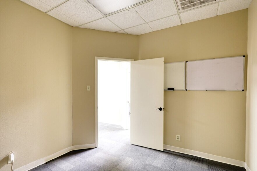 More Photos Of 2929 Mossrock Dr, San Antonio Office For Lease