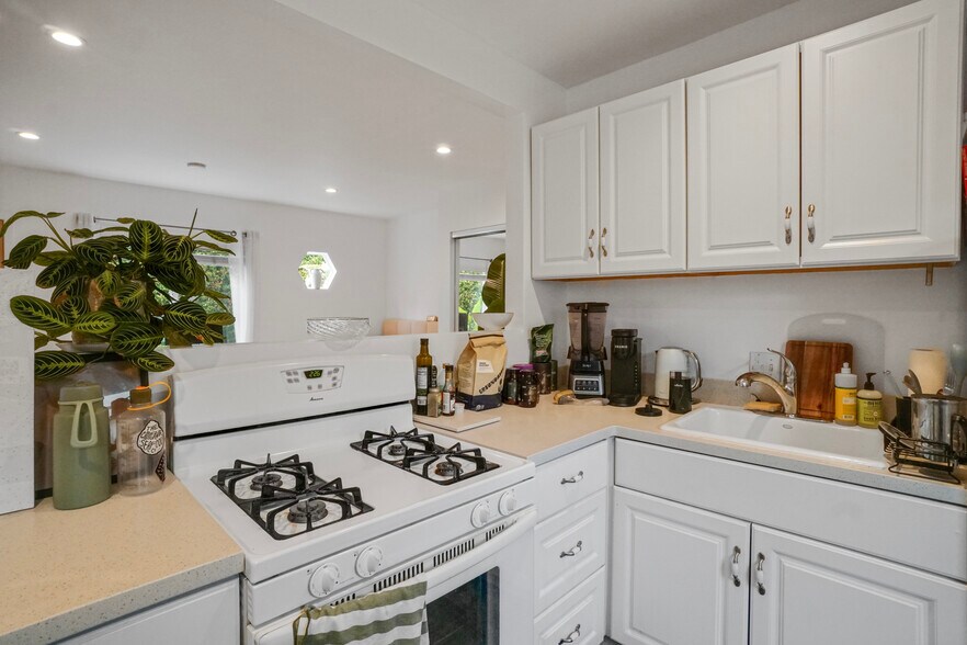 More Photos Of 705 Flower Ave, Venice Apartments For Sale