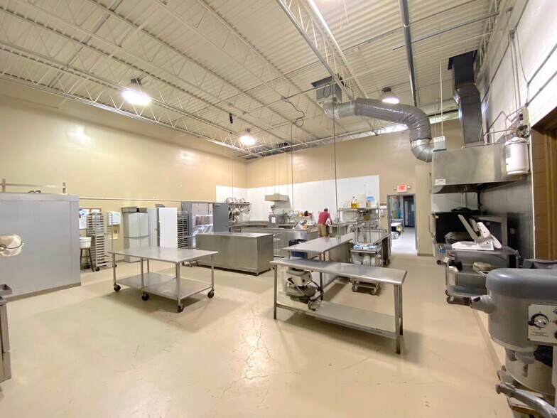 More Photos Of 16758 W Park Circle Dr, Bainbridge Warehouse For Lease