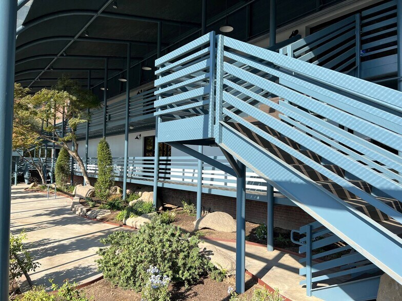 More Photos Of 907-911 Santa Fe Ave, Fresno Flex For Lease