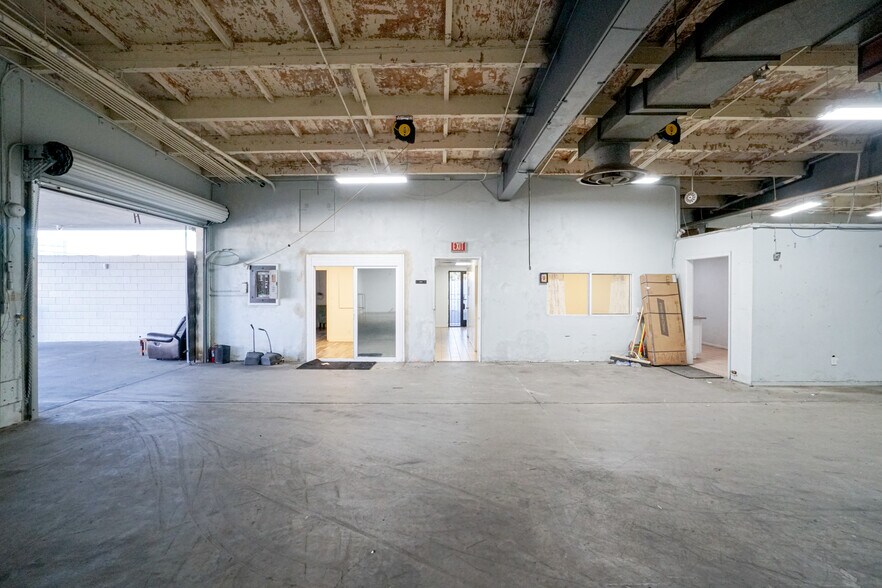 More Photos Of 13501 S Main St, Los Angeles Warehouse For Lease