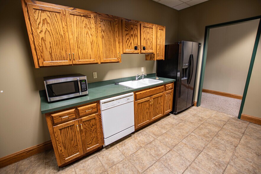 More Photos Of 17231 Bel-Ray Pl, Belton Office For Lease