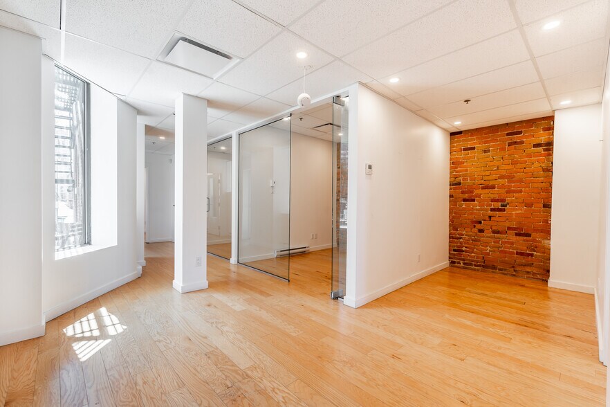 More Photos Of 5100 Rue Hutchison, Montréal Storefront Retail Office For Lease