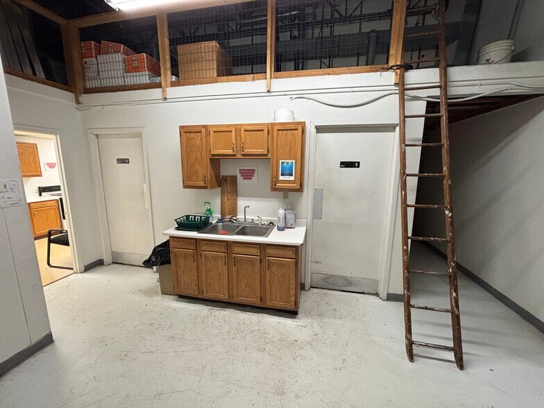 More Photos Of 720 W Bristol St, Elkhart Freestanding For Sale
