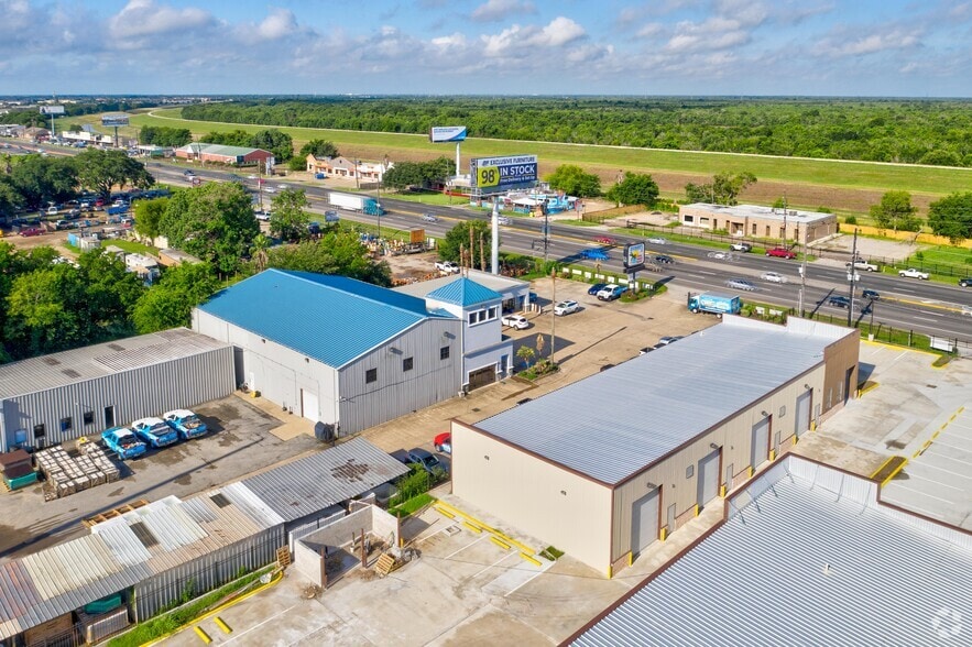 More Photos Of 1631 Highway 6 S, Houston Warehouse For Lease